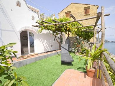 Private villa sleeps 6 in Praiano with pool by the Sea